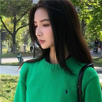 濠河边上的女人